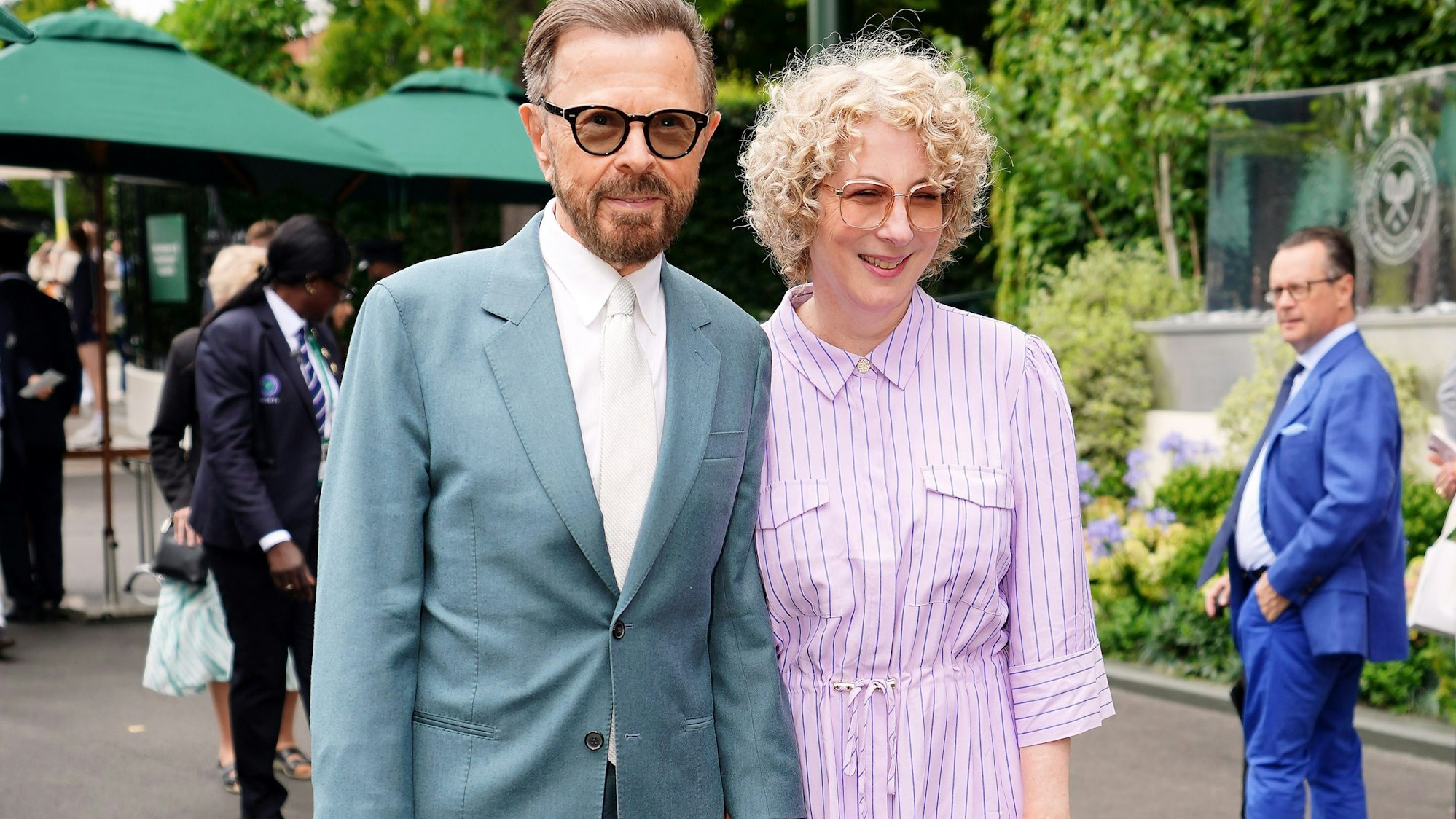 Björn Ulvaeus und Christina Sas treffen im All England Lawn Tennis and Croquet Club ein.