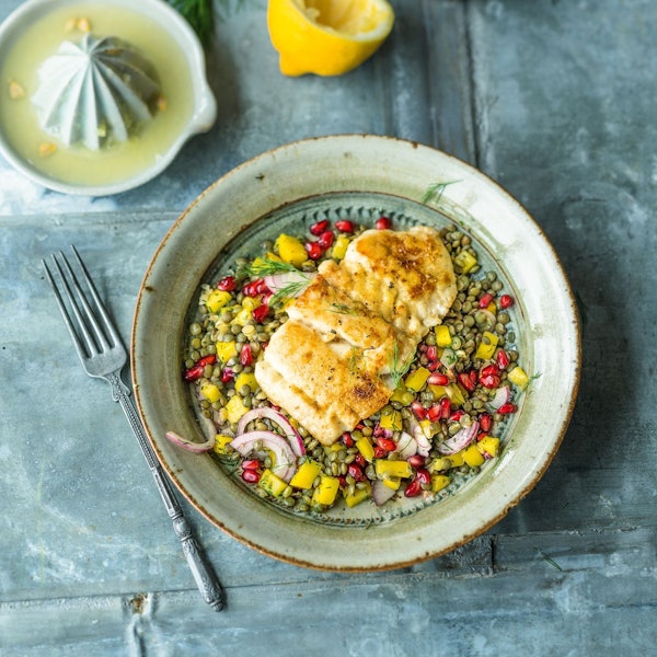 Kleine grüne Linsen, gelbe Mango-Stückchen und rote Granatapfelkerne sorgen bei diesem raffinierten Salat von Inga Pfannebecker für ein Farbenfeuerwerk.
