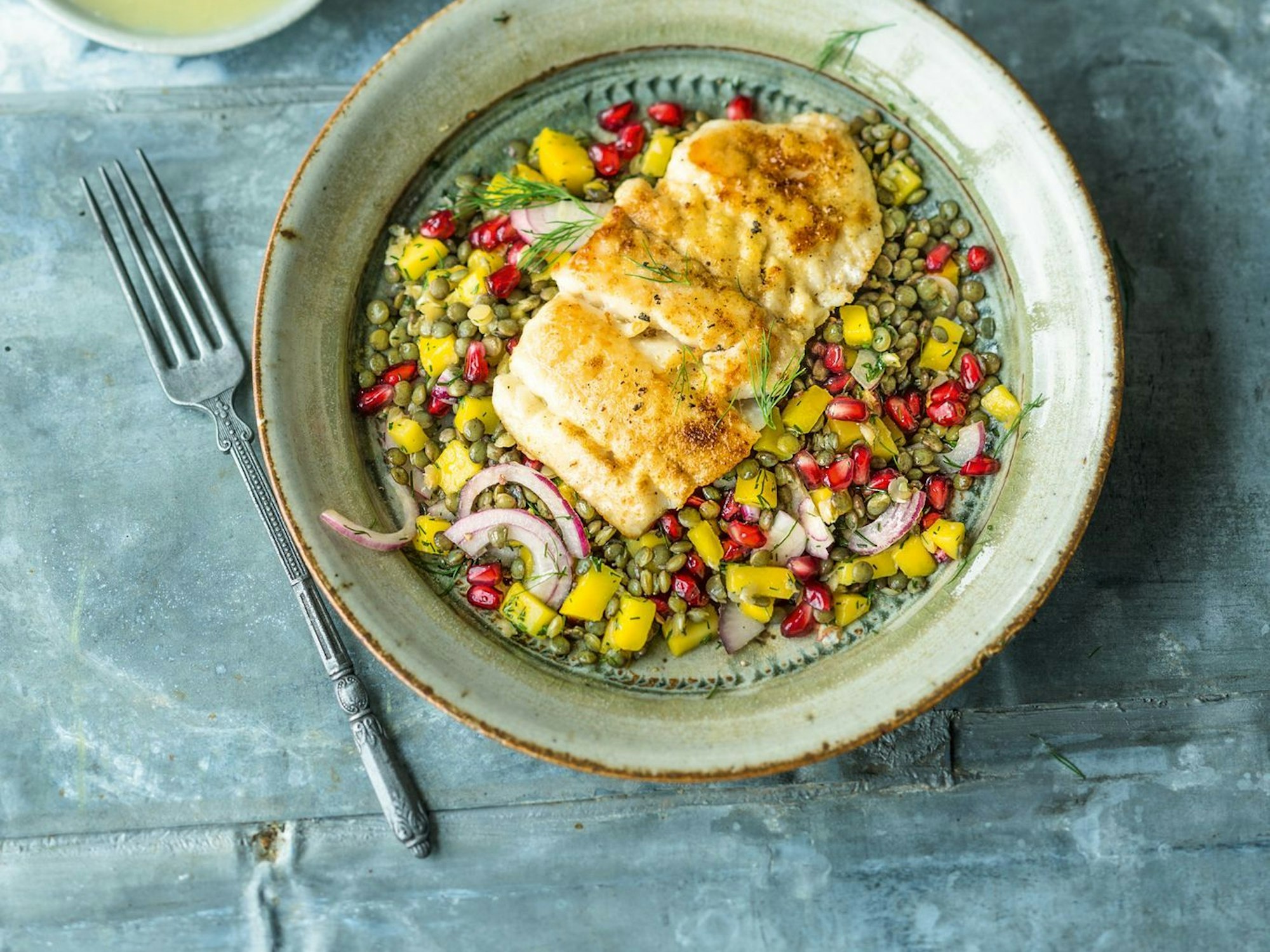 Kleine grüne Linsen, gelbe Mango-Stückchen und rote Granatapfelkerne sorgen bei diesem raffinierten Salat von Inga Pfannebecker für ein Farbenfeuerwerk.