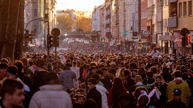 Jugendkultur oder „Ballermannisierung“? Jecke feiern am 11.11. auf der Zülpicher Straße in Köln.