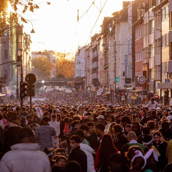 Jugendkultur oder „Ballermannisierung“? Jecke feiern am 11.11. auf der Zülpicher Straße in Köln.