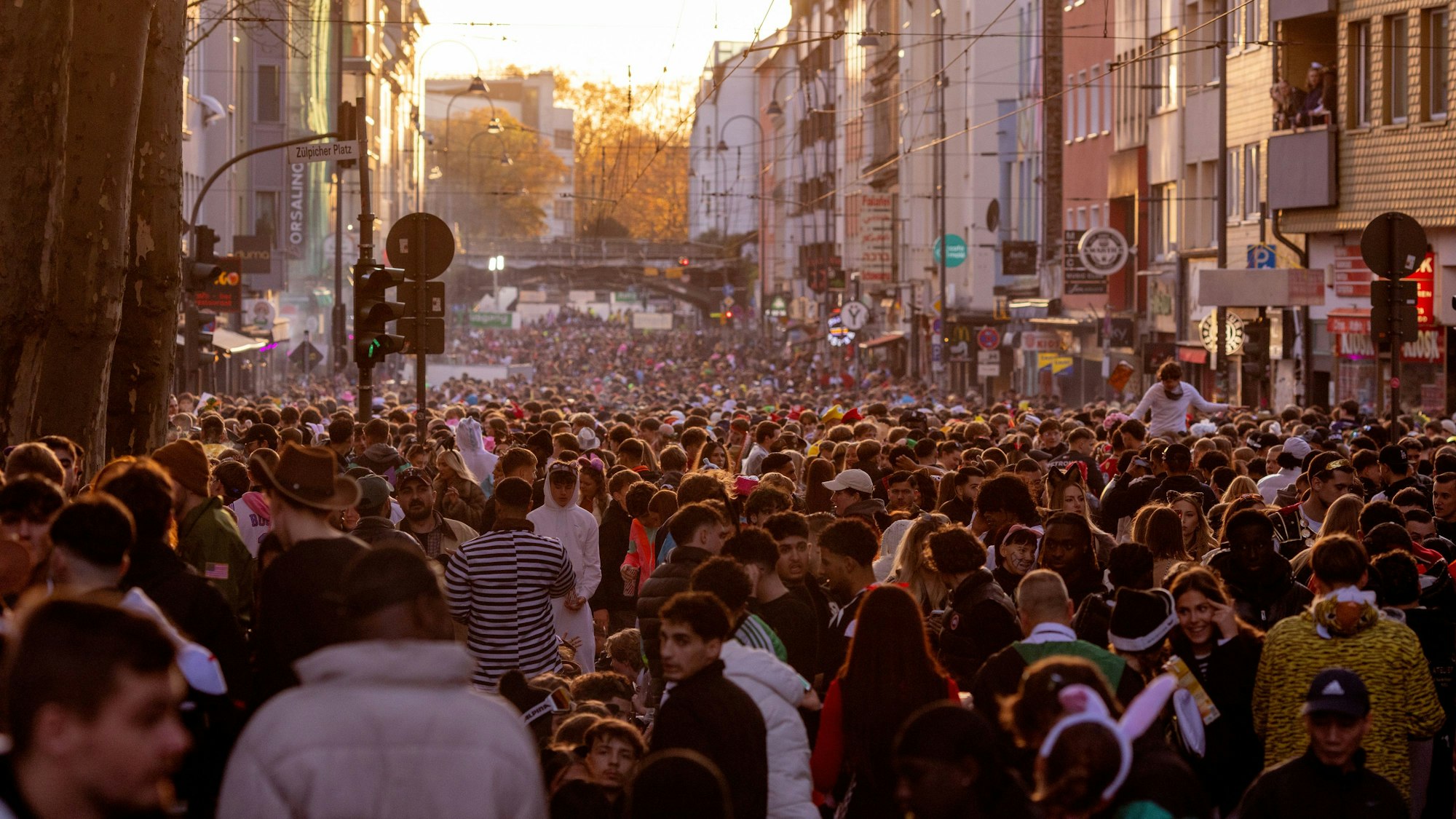 Jugendkultur oder „Ballermannisierung“? Jecke feiern am 11.11. auf der Zülpicher Straße in Köln.