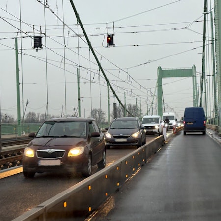 Das Foto zeigt die momentane Situation der Mülheimer Brücke, die seit acht Jahren saniert wird.