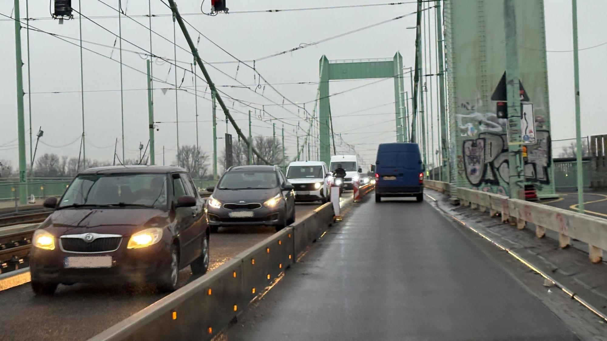 Das Foto zeigt die momentane Situation der Mülheimer Brücke, die seit acht Jahren saniert wird.