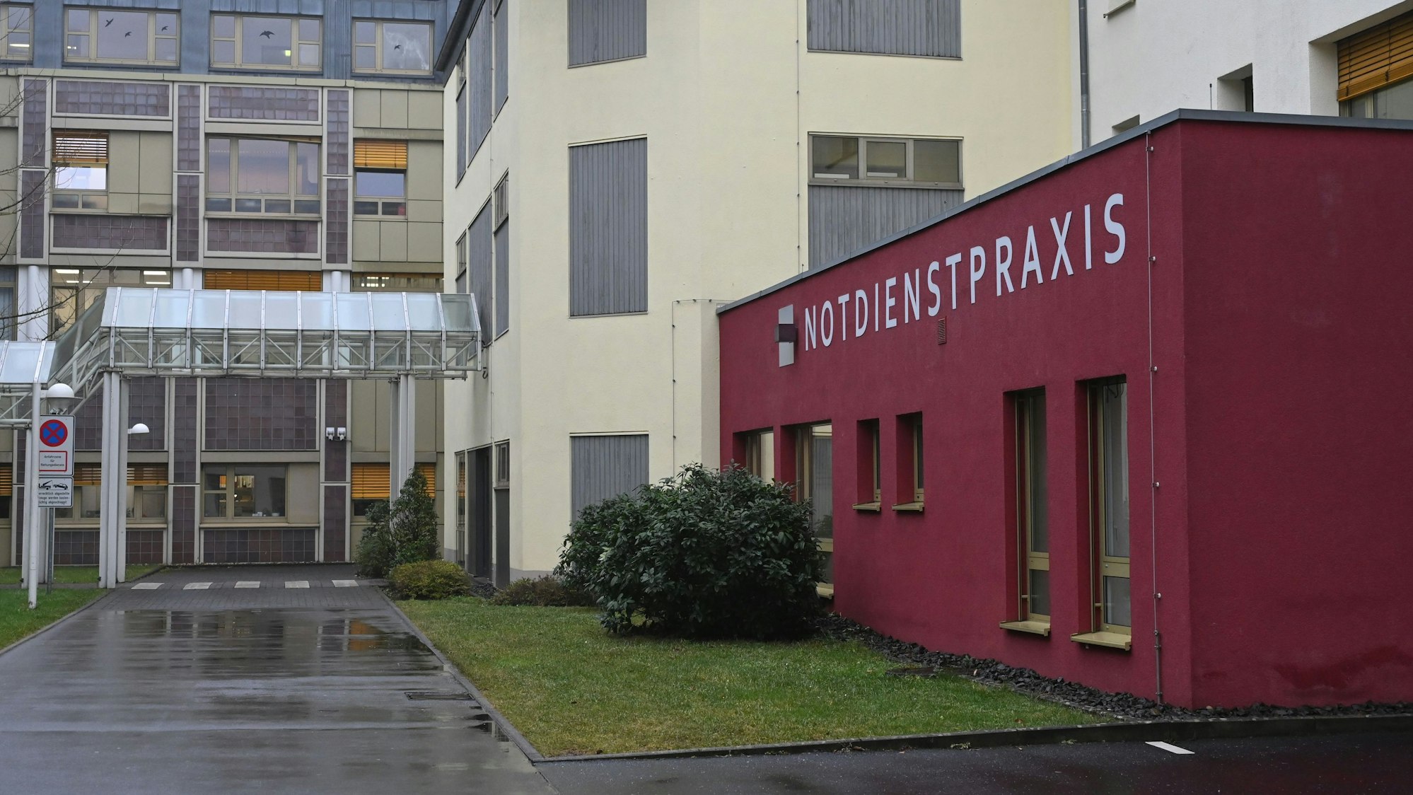 Rechts im Bild ist die dunkelrot angestrichene Notdienstpraxis am Kreiskrankenhaus Mechernich von außen zu sehen. Sie wird künftg nicht mehr genutzt.