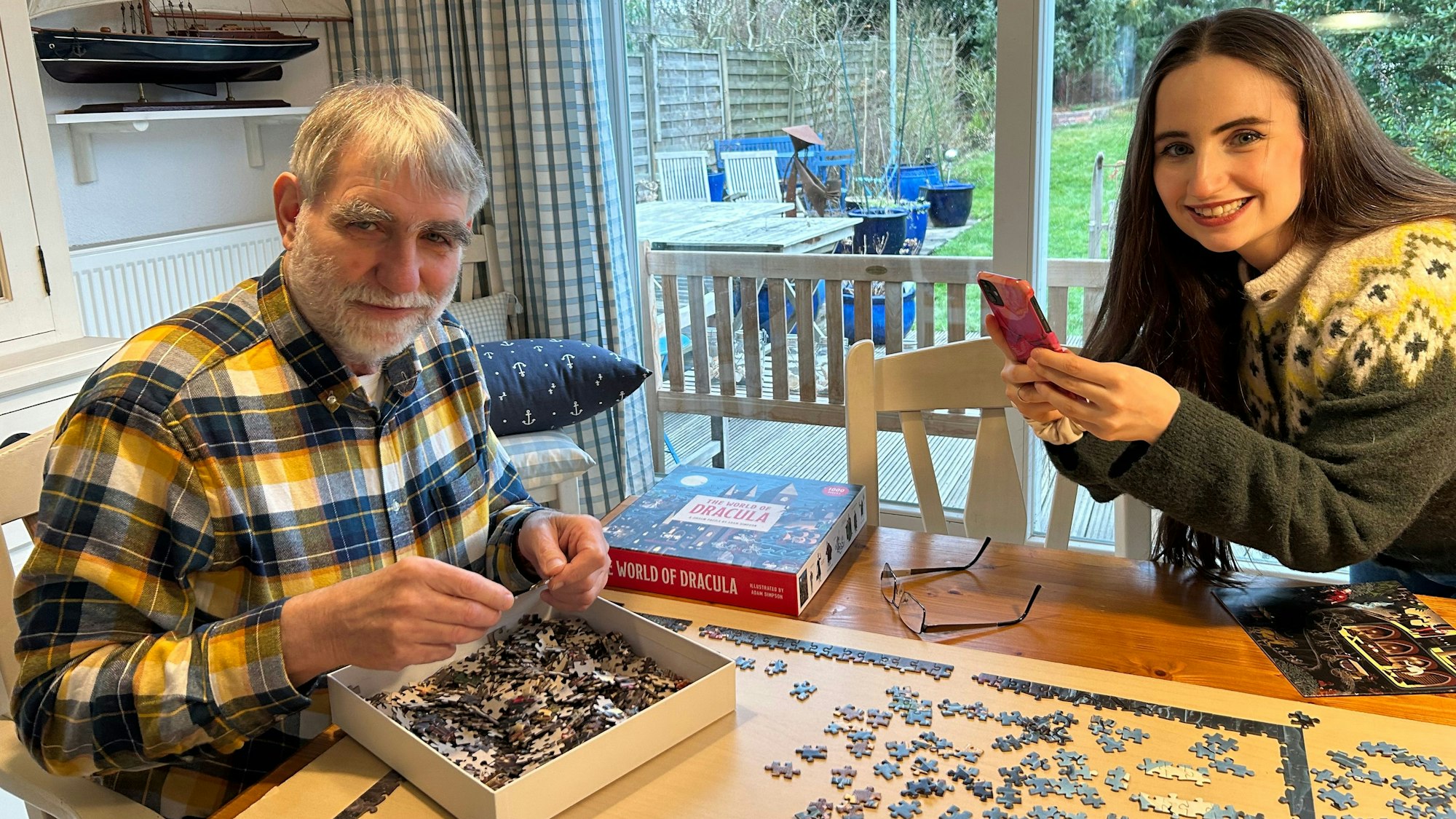 Der Leverkusener Rentner Walter (67) wurde mit mit Alltagsvideos, zum Beispiel zum Thema Puzzeln, zum Internet-Star.