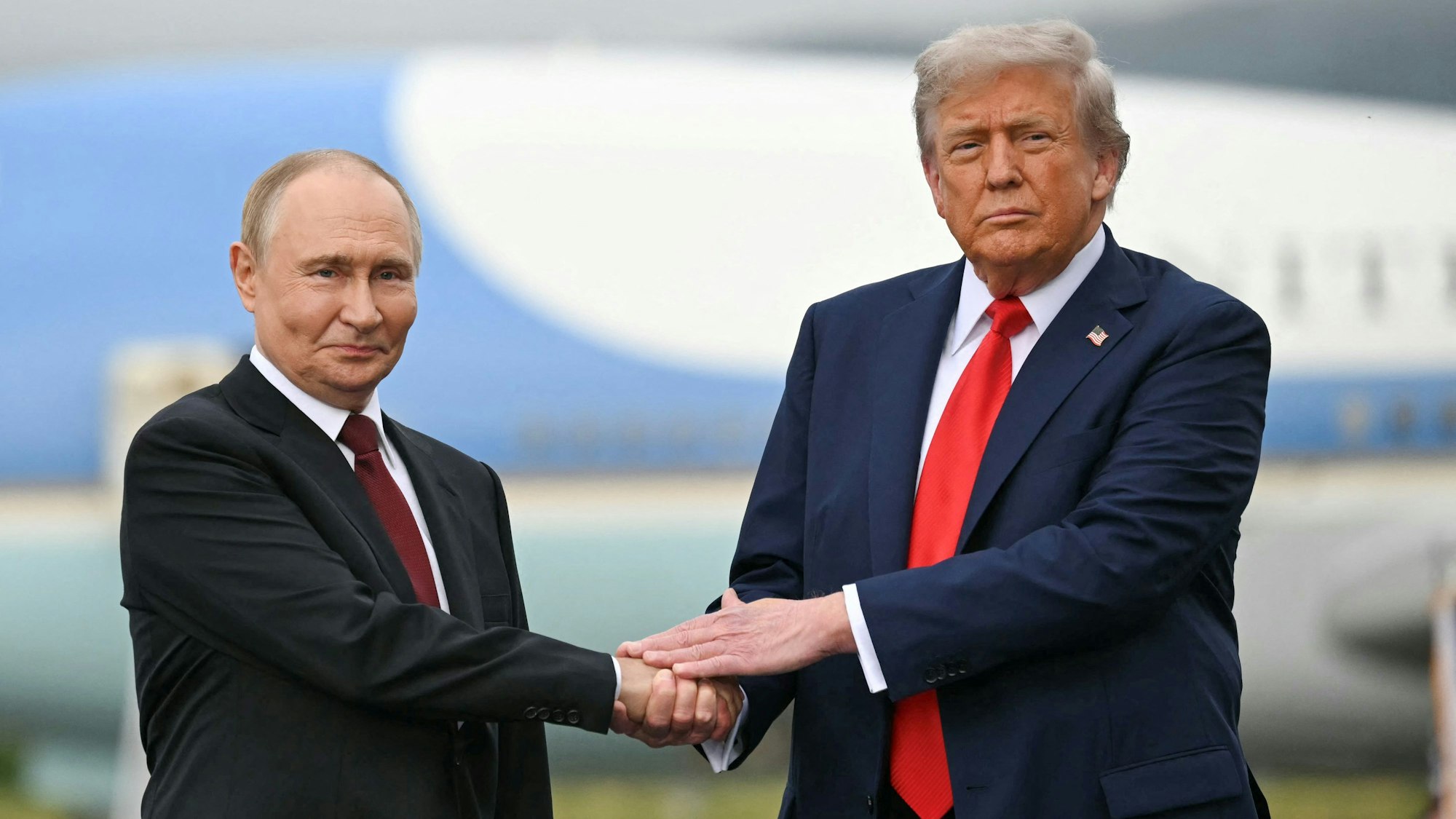 US-Präsident Donald Trump begrüßt Kremlchef Wladimir Putin in Alaska. Die beiden Staatschefs trafen sich im August 2025 in Anchorage. Trump hat nun offenbar ein Foto von dem Treffen im Weißen Haus aufhängen lassen. (Archivbild)
