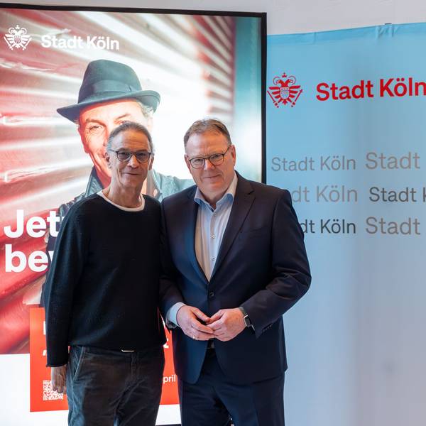 Peter Brings und Kölns Oberbürgermeister Torsten Burmester bei Bekanntgabe des Ehrenamtspaten 2026.