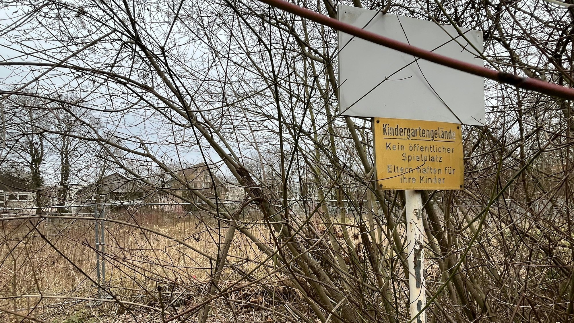 An der Bodestraße in Rheindorf erinnert nur noch ein Schild daran, dass hier mal eine Kita gestanden hat.