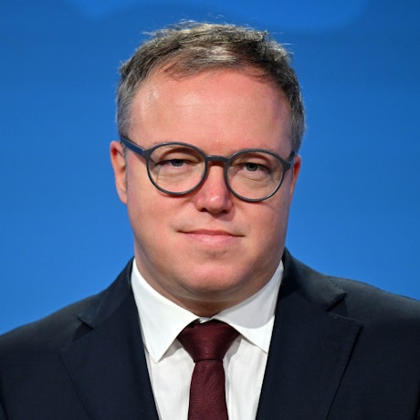 Thüringens Ministerpräsident Mario Voigt (CDU) soll seinen Doktortitel verlieren. Er will dagegen rechtlich vorgehen. (Archivbild)