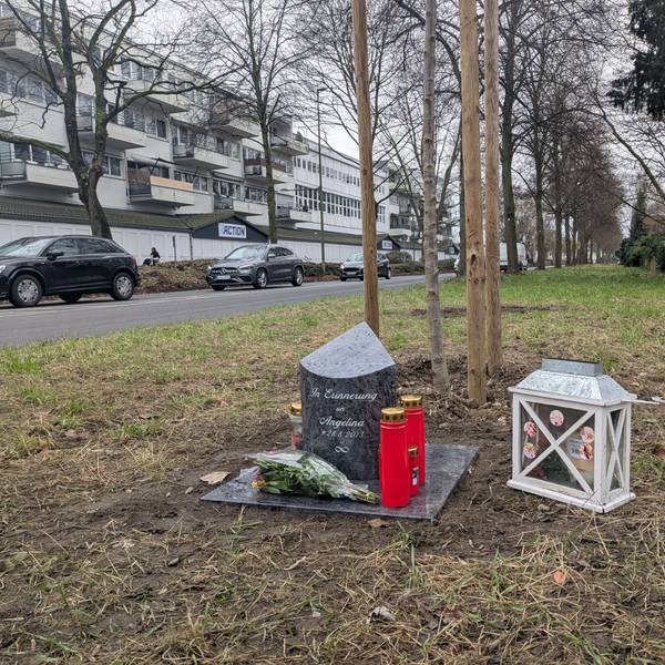 Eine Stele erinnert an die bei einem Unfall getötete Schülerin Angelina.
