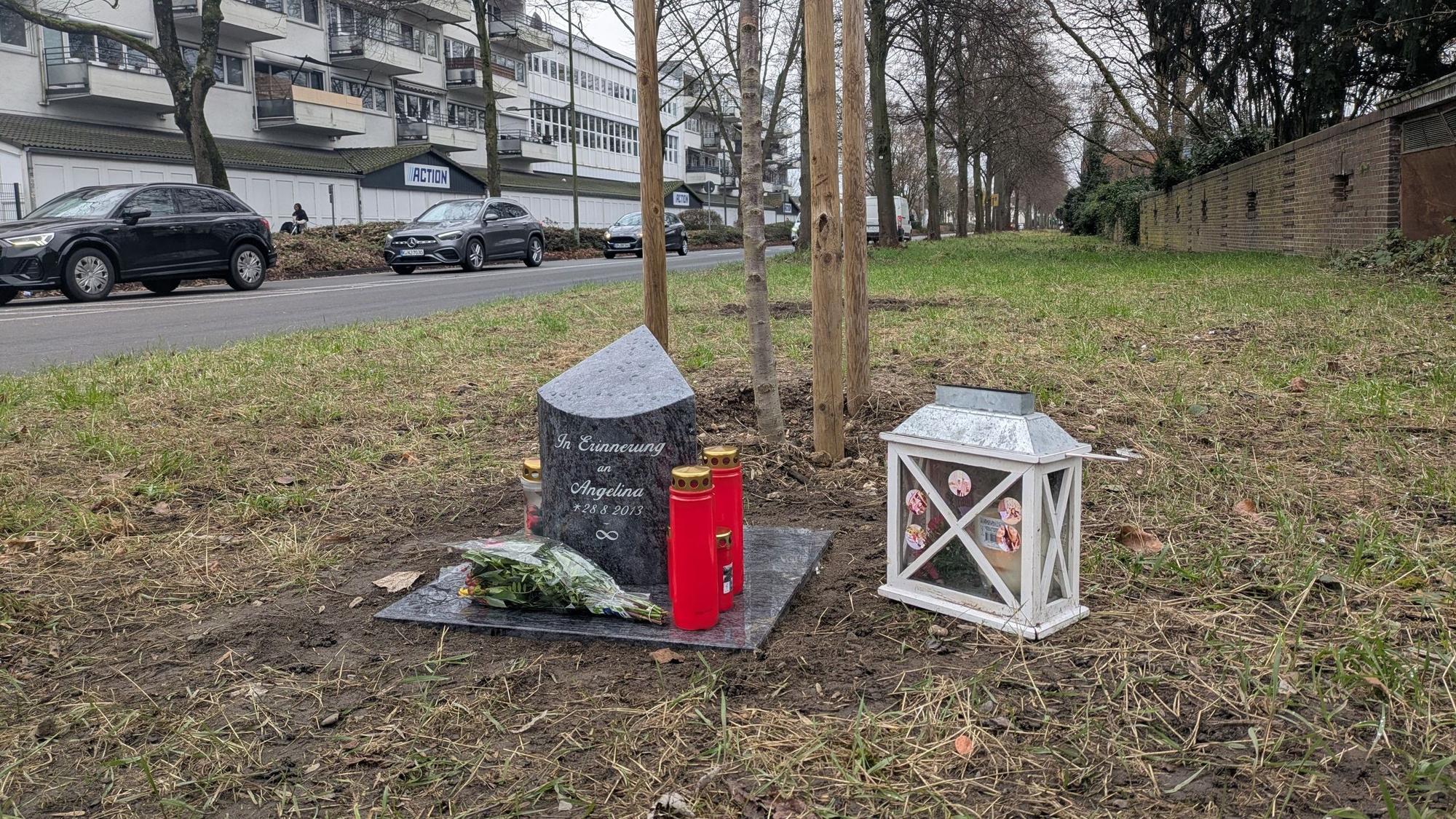 Eine Stele erinnert an die bei einem Unfall getötete Schülerin Angelina.