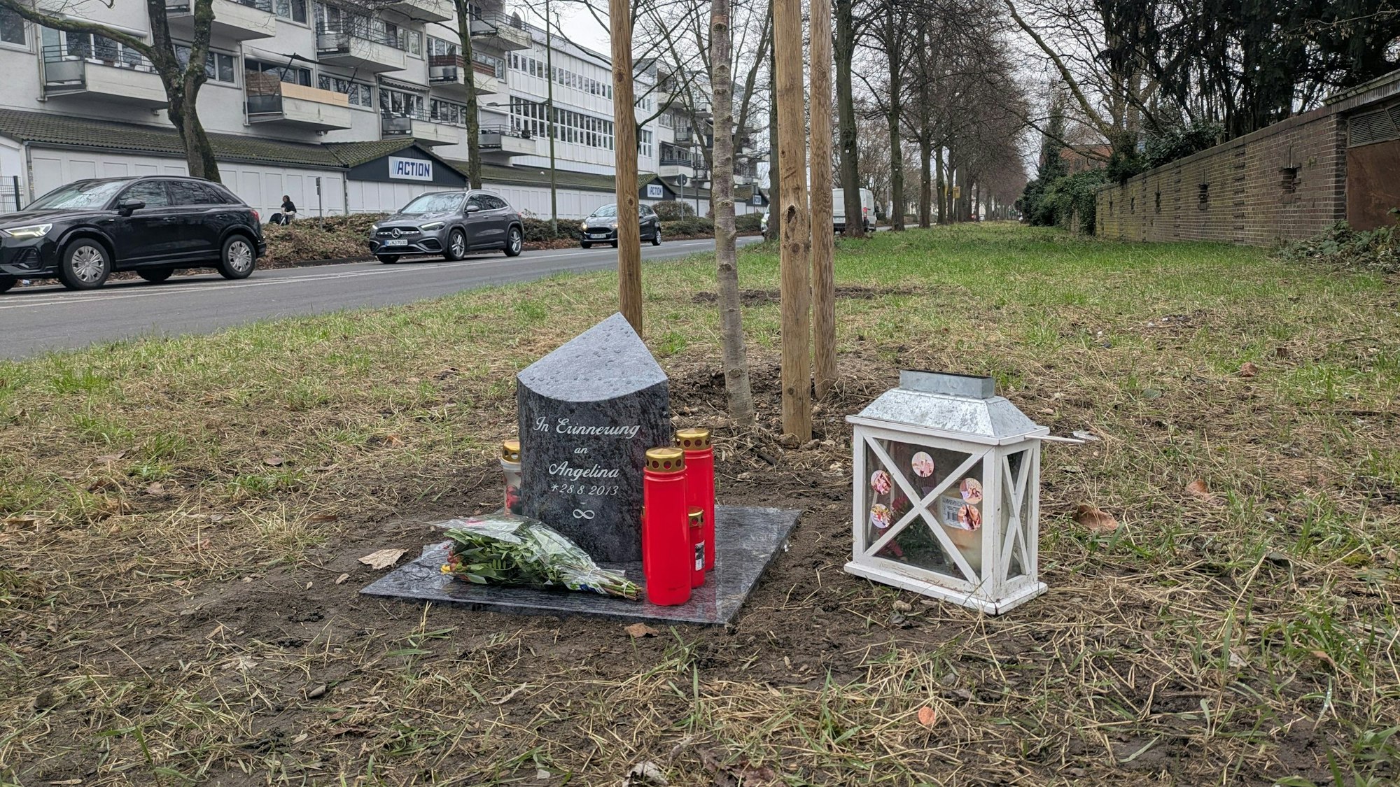 Eine Stele erinnert an die bei einem Unfall getötete Schülerin Angelina.