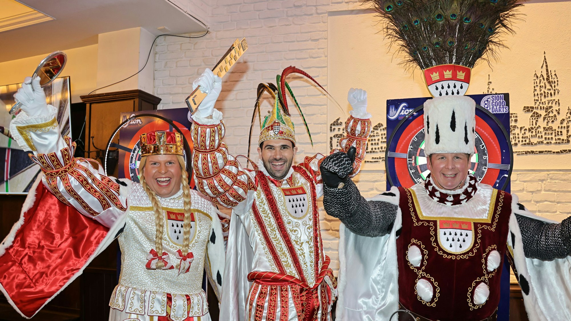 Das Dreigestirn vor der Dartsscheibe.