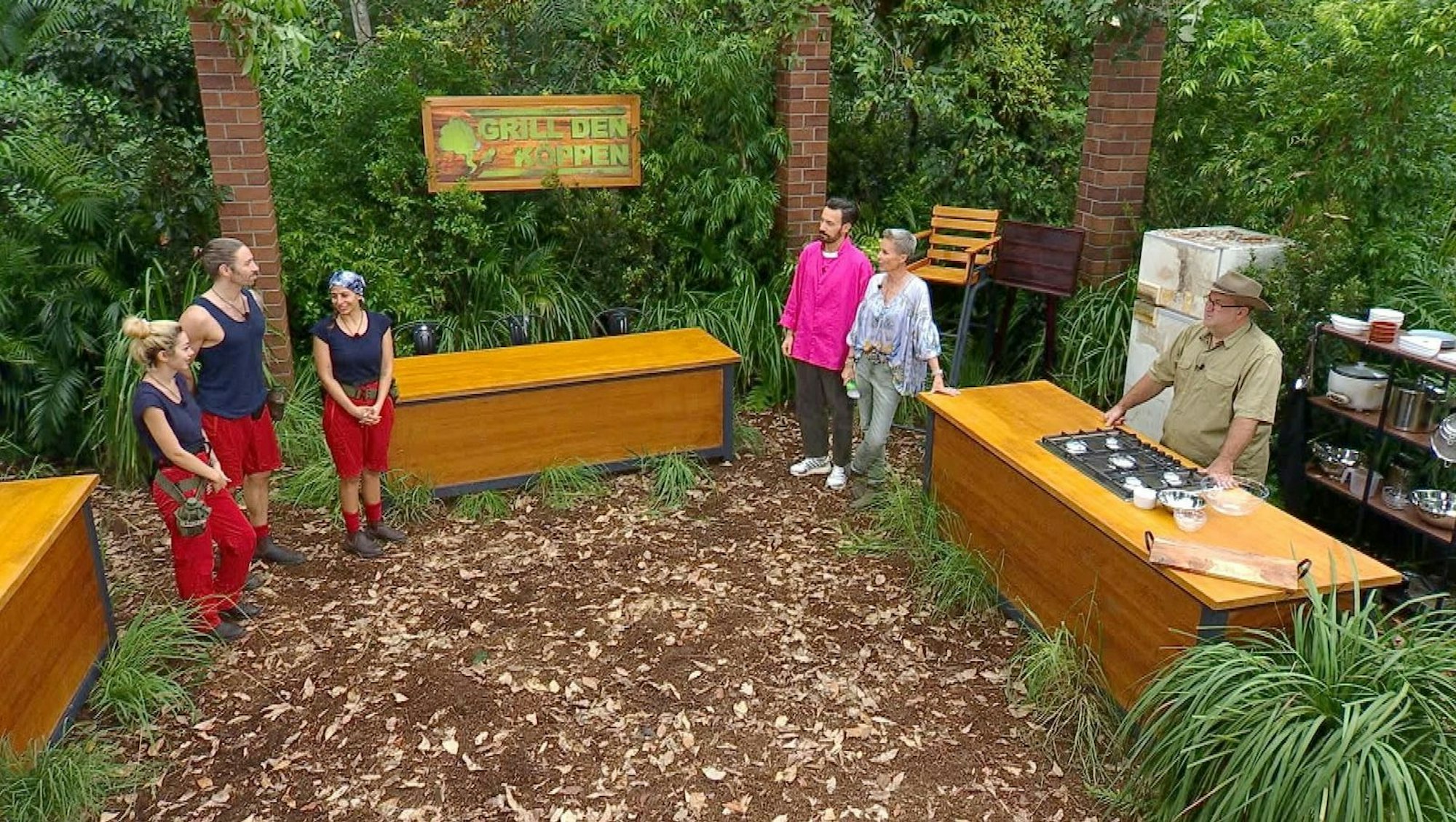 Das Trio Ariel, Gil und Eva muss zur Essenprüfung „Grill den Köppen“ antreten. (Bild: RTL)