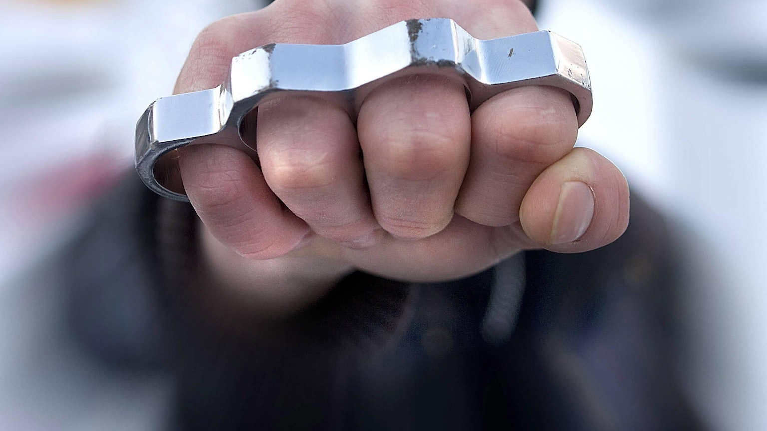 Ein junger Mann droht mit einem Schlagring - in NRW werden Schulhöfe und Spielplätze immer häufiger zu Tatorten.