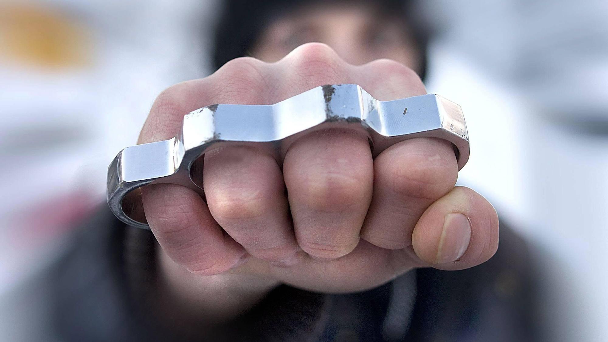 Ein junger Mann droht mit einem Schlagring - in NRW werden Schulhöfe und Spielplätze immer häufiger zu Tatorten.