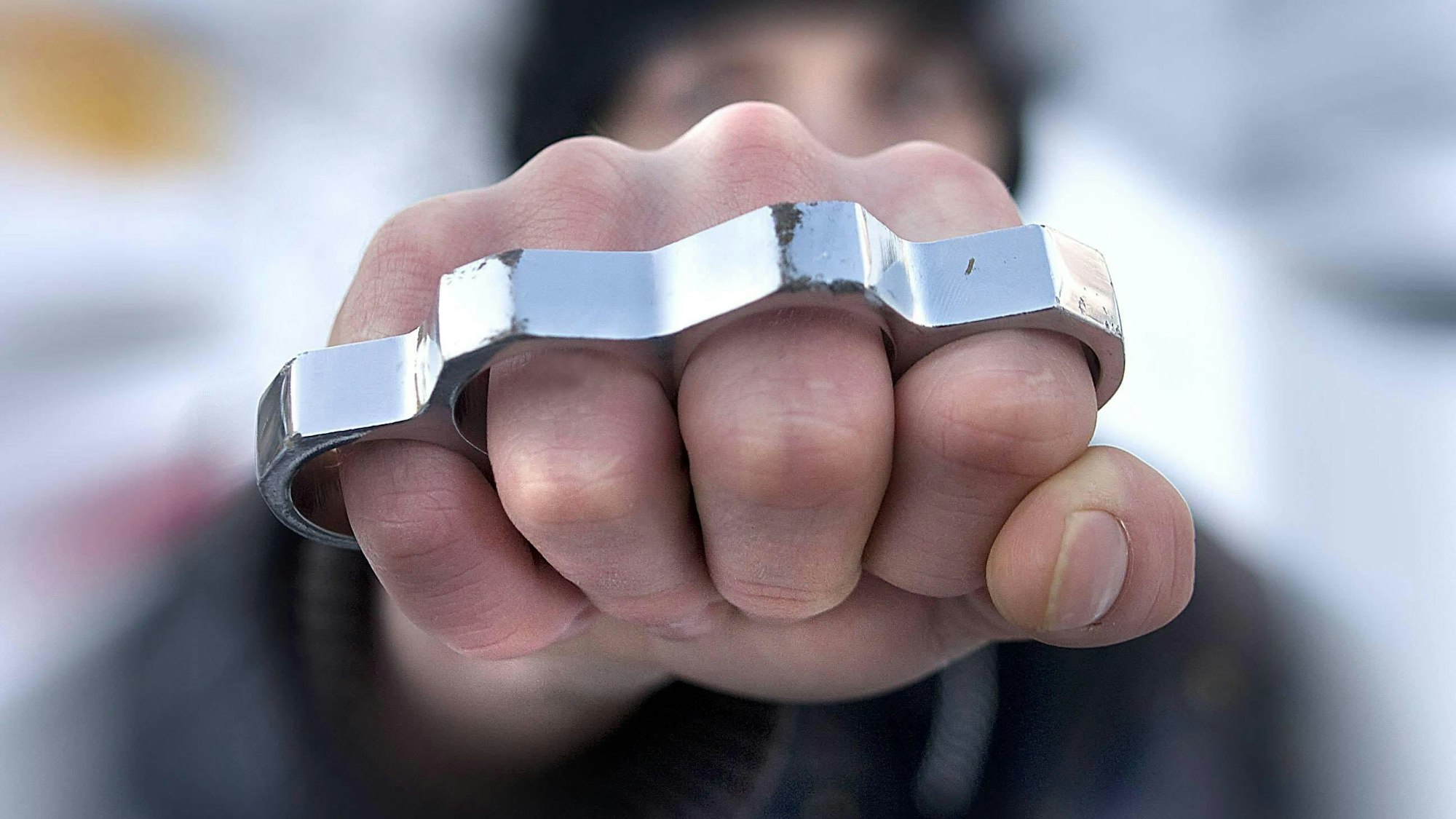 Ein junger Mann droht mit einem Schlagring - in NRW werden Schulhöfe und Spielplätze immer häufiger zu Tatorten.