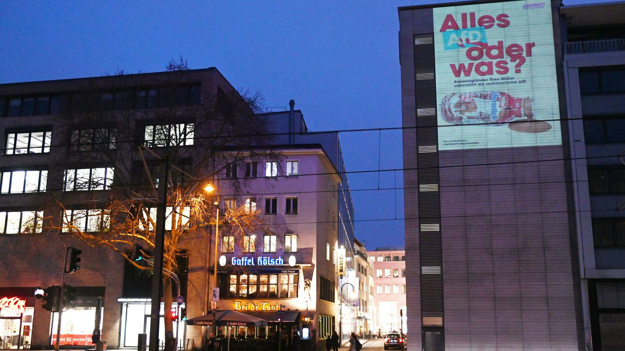 Projektion "Alles AfD oder was?" auf ein Gebäude in der Cäcilienstraße.