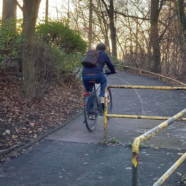 Radfahrerfalle: Diese Rampe zur Kölner Severinsbrücke ist nur für Fußgänger freigegeben. Das ist auch so ausgeschildert, aber im Dunkeln kaum zu erkennen. An der Absperrung haben sich schon mehrere Radfahrer verletzt.