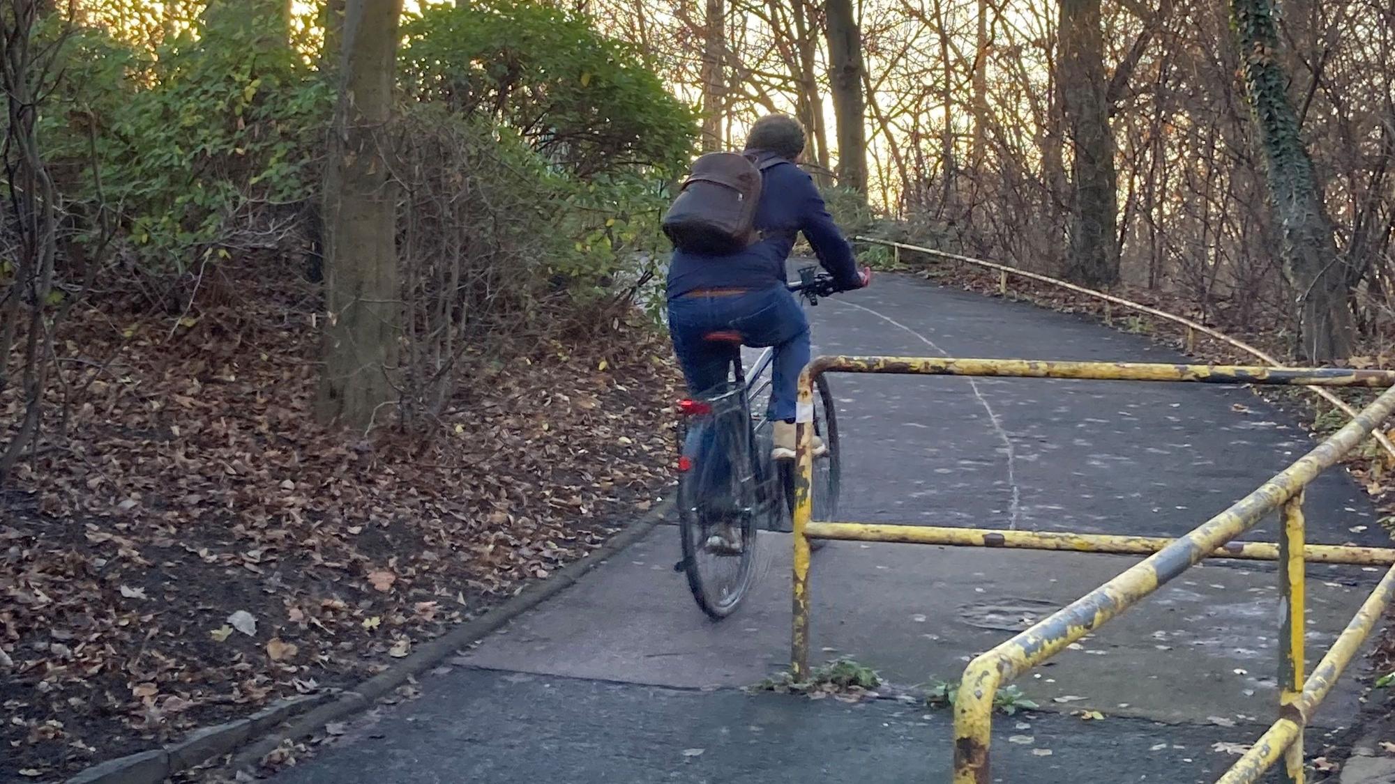 Radfahrerfalle: Diese Rampe zur Kölner Severinsbrücke ist nur für Fußgänger freigegeben. Das ist auch so ausgeschildert, aber im Dunkeln kaum zu erkennen. An der Absperrung haben sich schon mehrere Radfahrer verletzt.