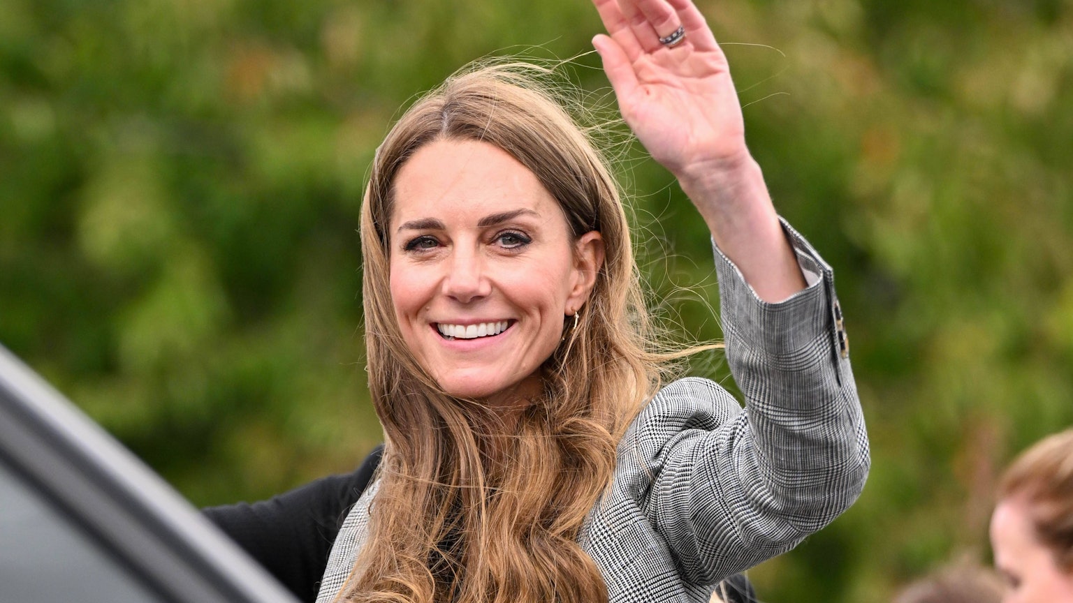 Catherine, Prinzessin von Wales lächelt und winkt