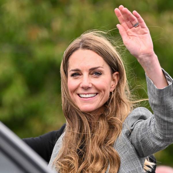 Prinzessin Kate lächelt und winkt.