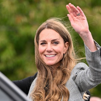 Prinzessin Kate lächelt und winkt.