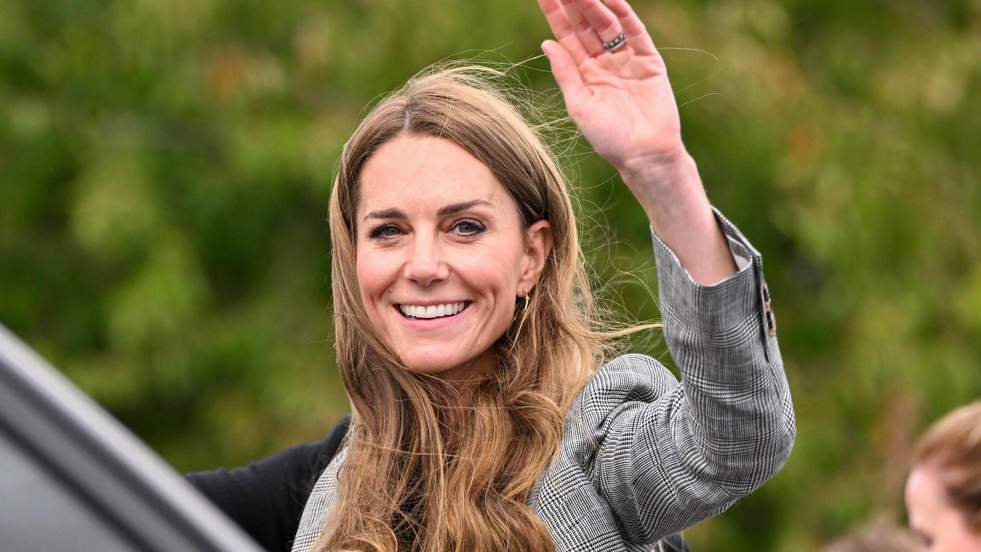 Prinzessin Kate lächelt und winkt.