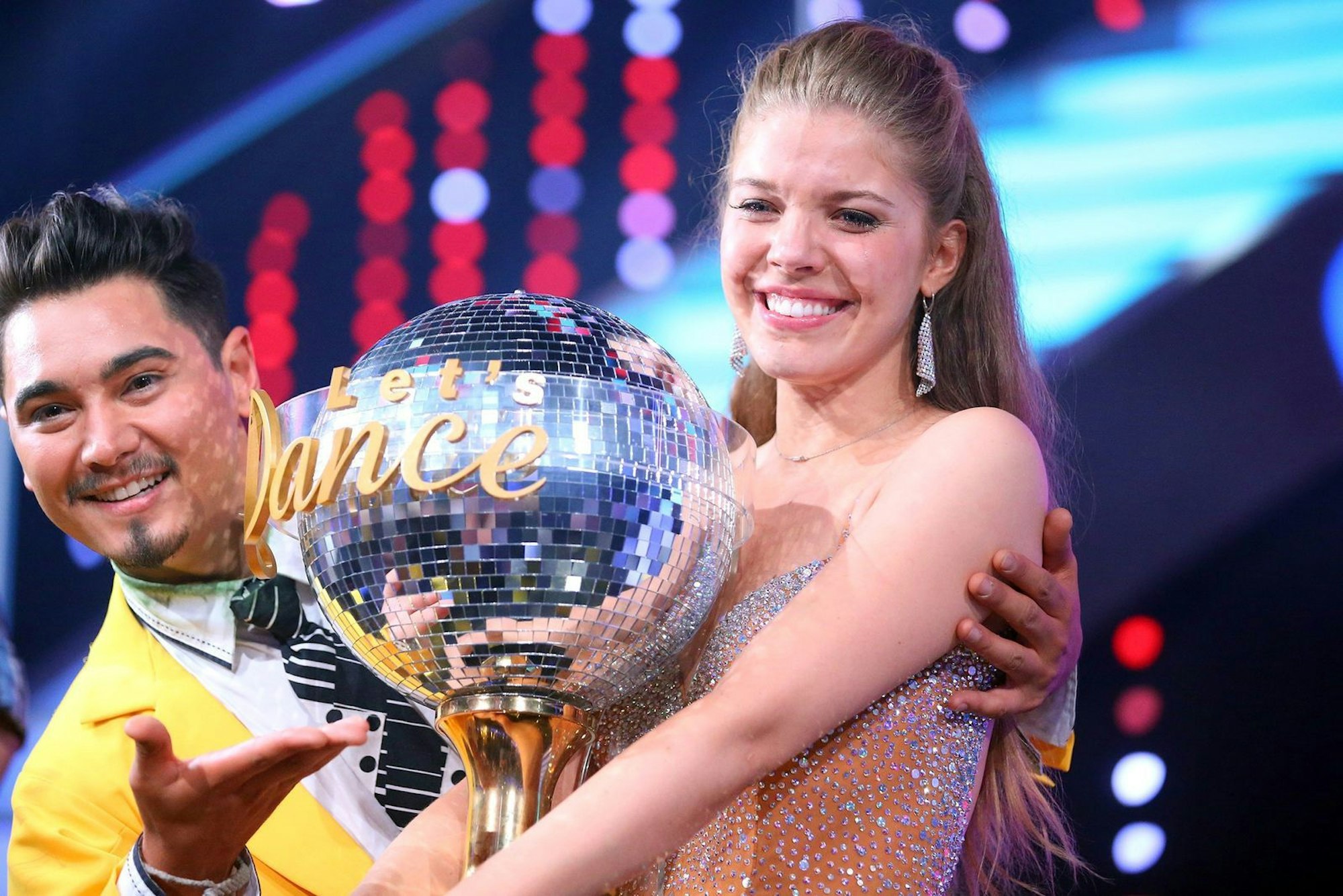 Victoria Swarovski strahlte sehr, als sie 2016 den Pokal „Dancing Star“ in die Höhe lupfen durfte. Trotz oder gerade weil sie sich seit ihrer Kindheit mit glitzernden Trophäen auskennt ... (Bild: RTL / Stefan Gregorowius)
