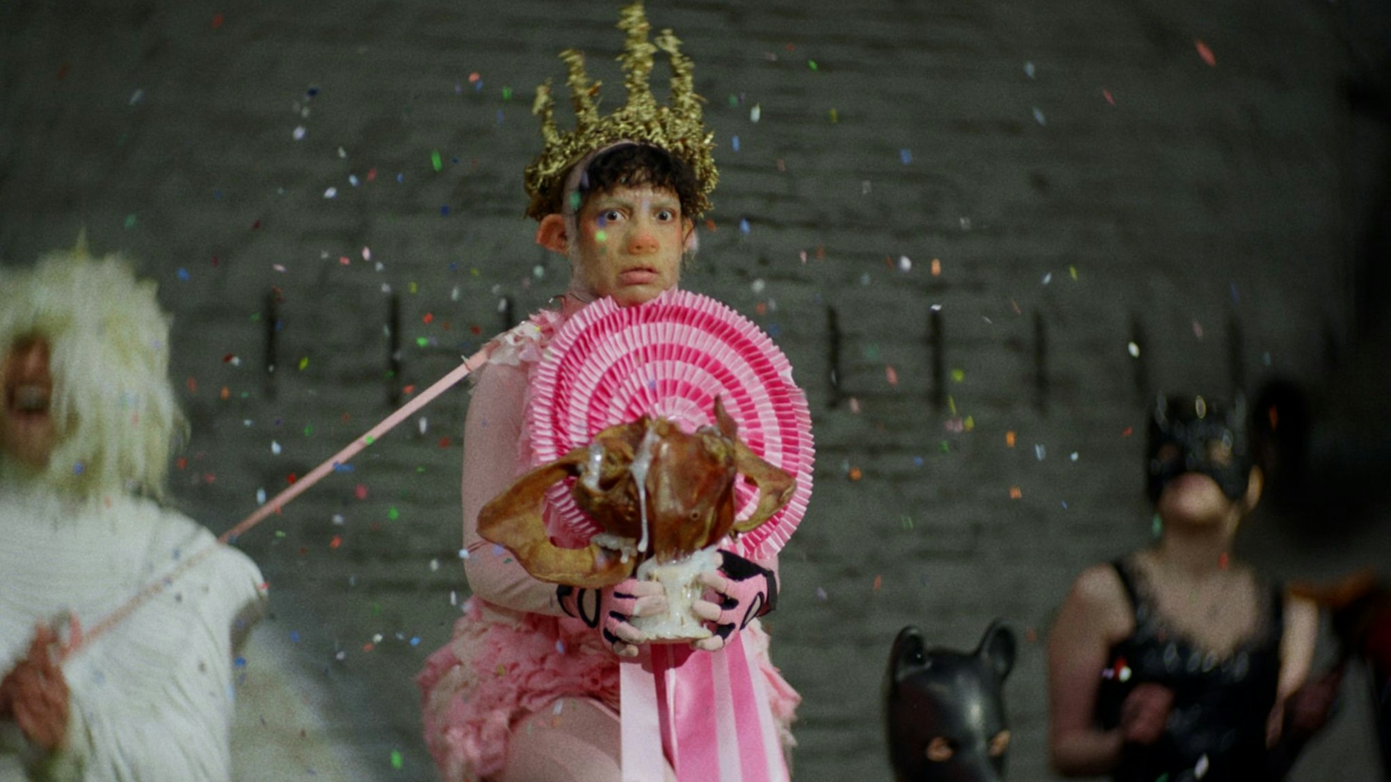 Eine als Schwein verkleidete Frau trägt eine Krone.