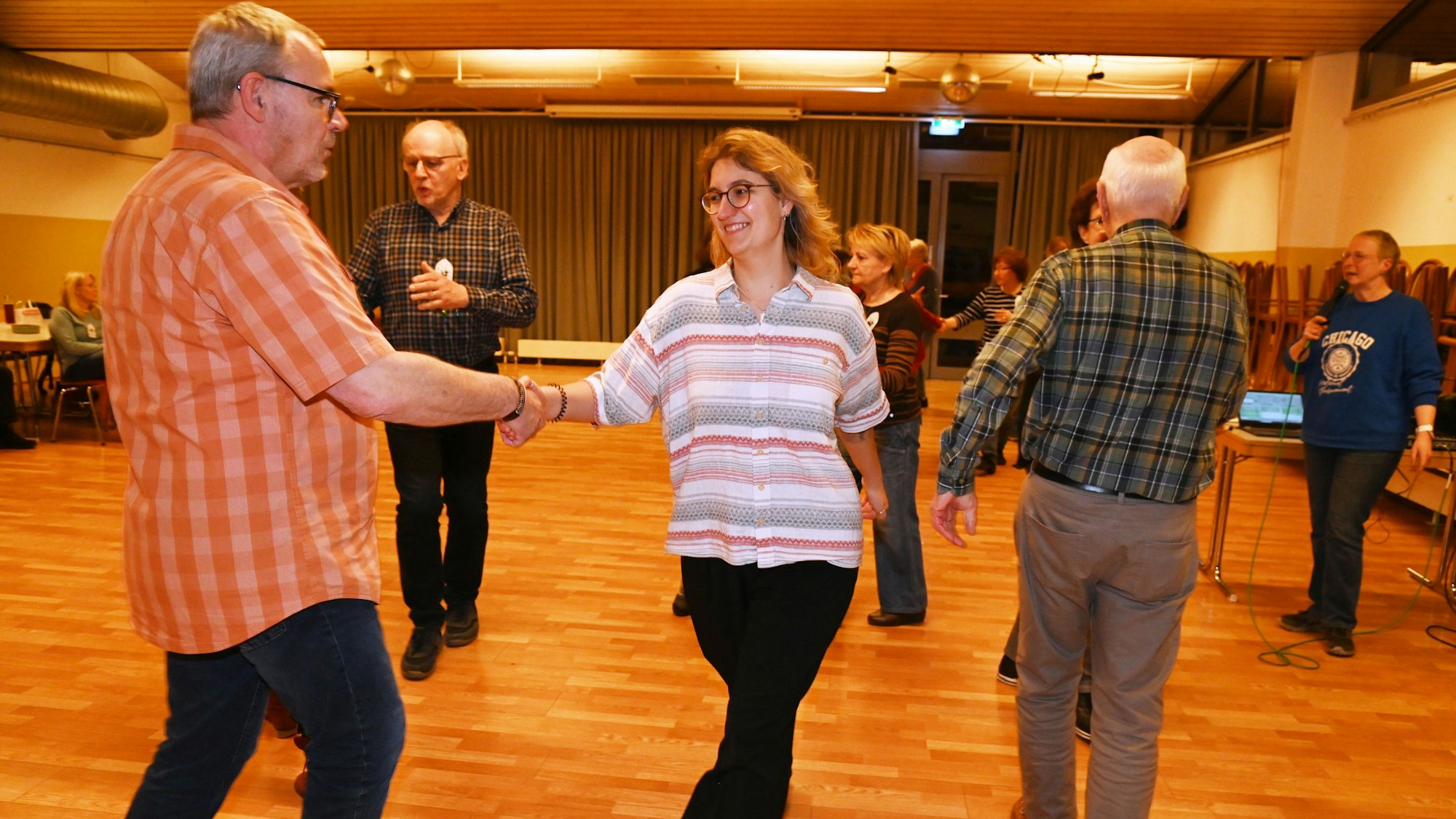 Autorin Rika Kulschewski versucht sich im Square Dance in Köln-Bocklemünd.
