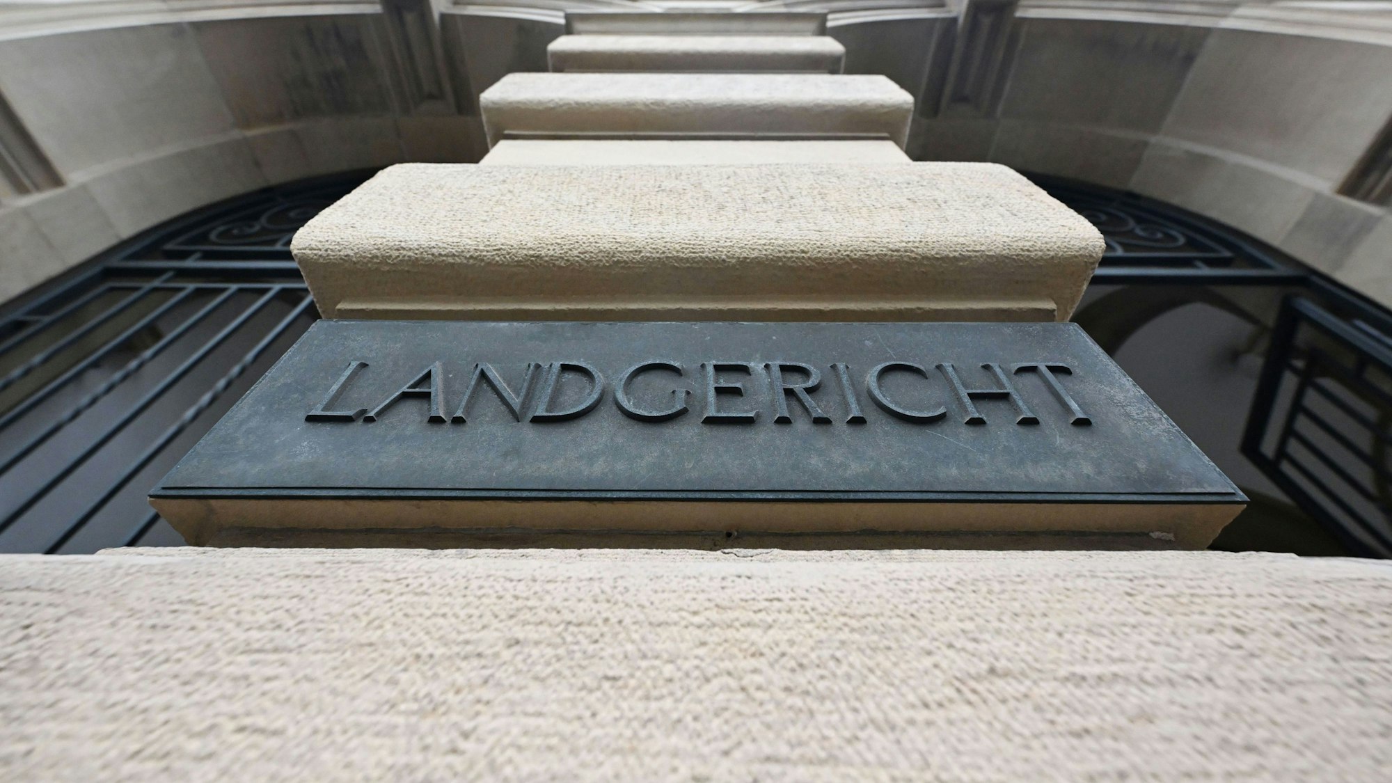 Außenaufnahme des Landgerichts Karlsruhe. In dem Gericht findet ein Prozess gegen zwei Ärzte und zwei Pflegekräfte wegen eines tödlichen Brands in einer Pforzheimer Klinik statt. (Archivbild)