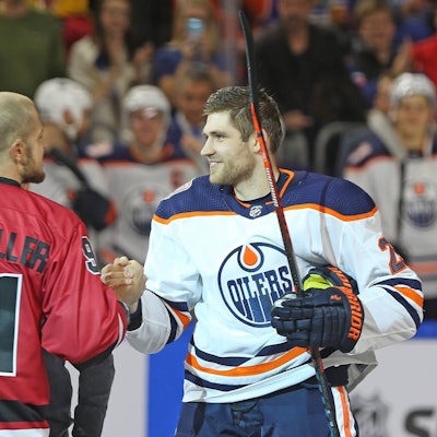 Moritz Müller und Leon Draisaitl mit Handshake nach einem Spiel.