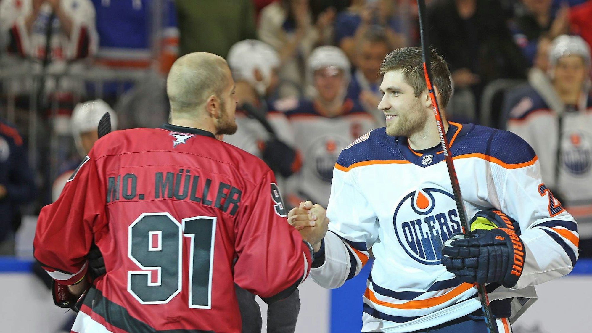Moritz Müller und Leon Draisaitl mit Handshake nach einem Spiel.