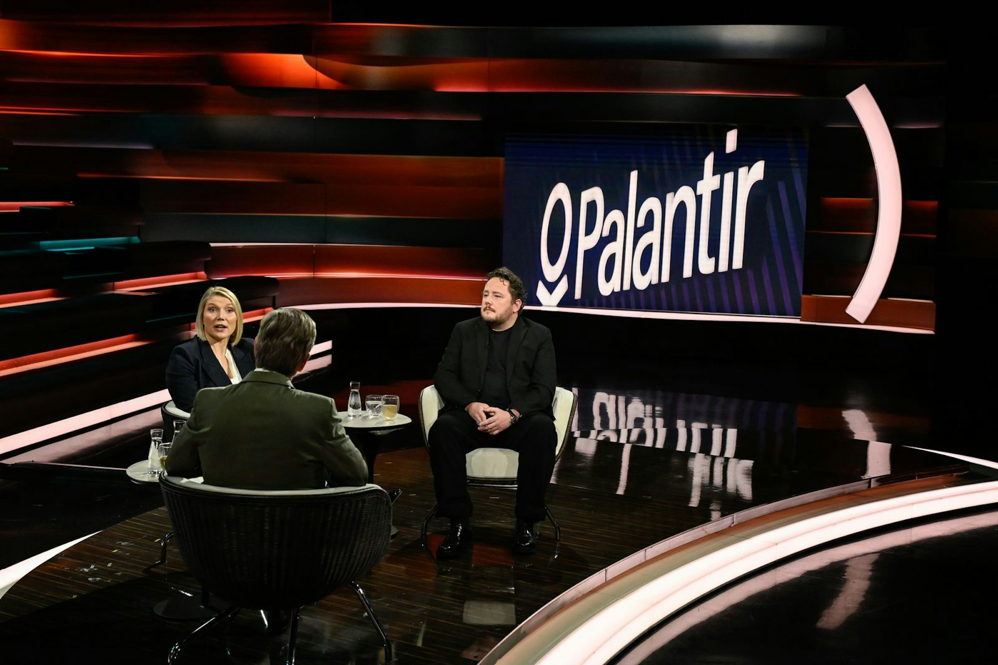Markus Lanz und seine Gäste sprachen auch über die Überwachungssoftware Palantir, die auch in einigen Bundesländern eingesetzt wird. (Bild: ZDF / Markus Hertrich)