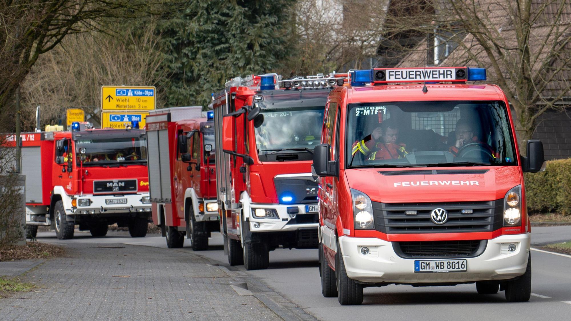 Im Korso verließen die Einsatzfahrzeuge im März 2025 den Standort Thierseifen in Waldbröl und steuerten das neue Gerätehaus in Hermesdorf an.
