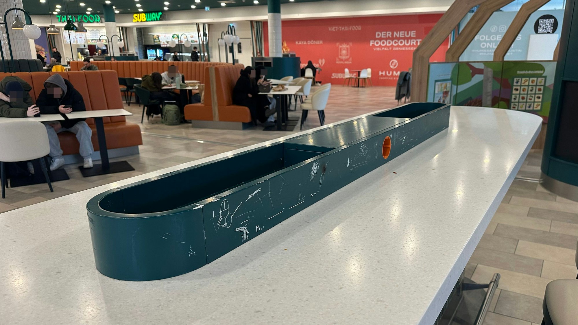 Verkratzte Lackflächen und leere Stromdosen. Der Foodcourt ist wenig gemütlich, er gleicht einer funktionalen Kantine.