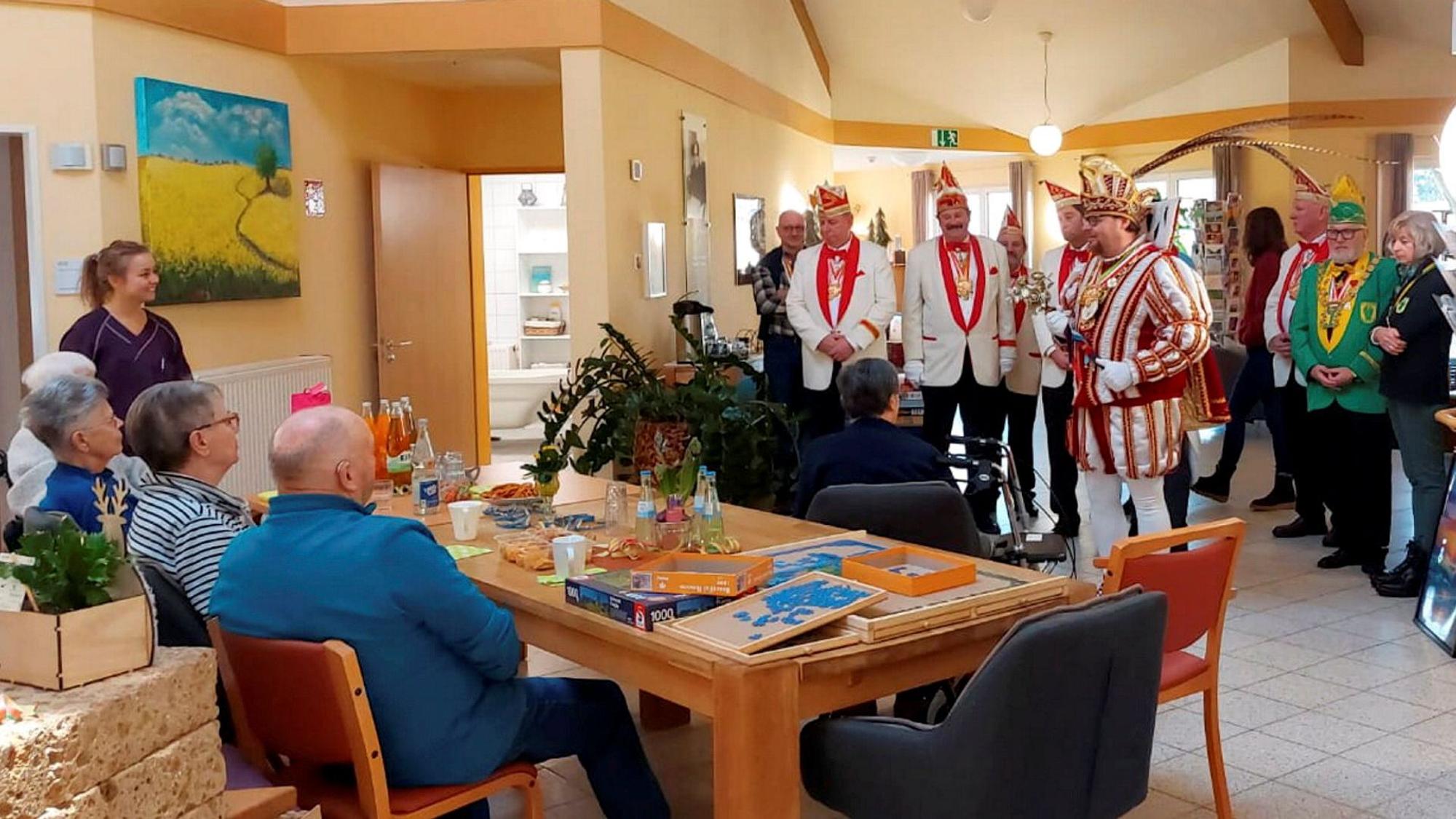 Prinz Torsten mitsamt Gefolge beim Besuch in der Cafeteria der Schwerst- und Langzeitpflege des Sozialwerk Communio in Christo in Mechernich