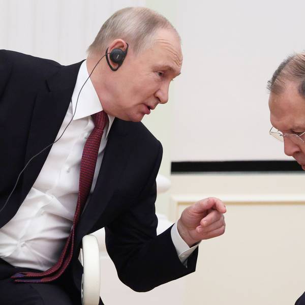 Kremlchef Wladimir Putin (l.) spricht mit dem russischen Außenminister Sergej Lawrow. (Archivbild)
