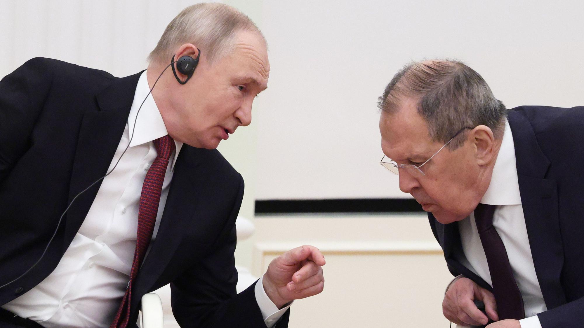 Kremlchef Wladimir Putin (l.) spricht mit dem russischen Außenminister Sergej Lawrow. (Archivbild)