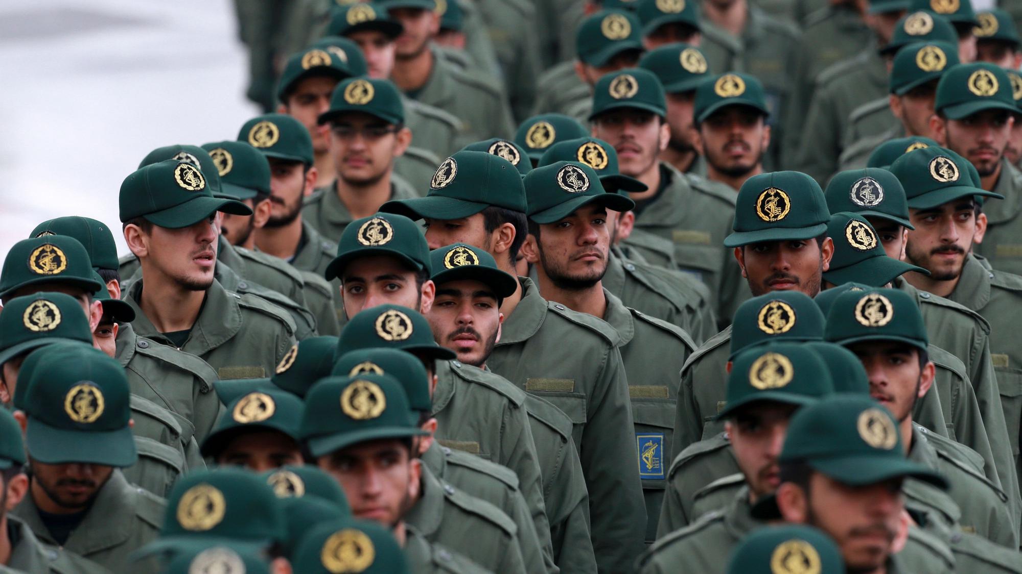 Mitglieder der iranischen Revolutionsgarde marschieren durch Teheran. Die Truppe soll für die blutige Niederschlagung der Proteste im Iran verantwortlich sein. (Archivbild)