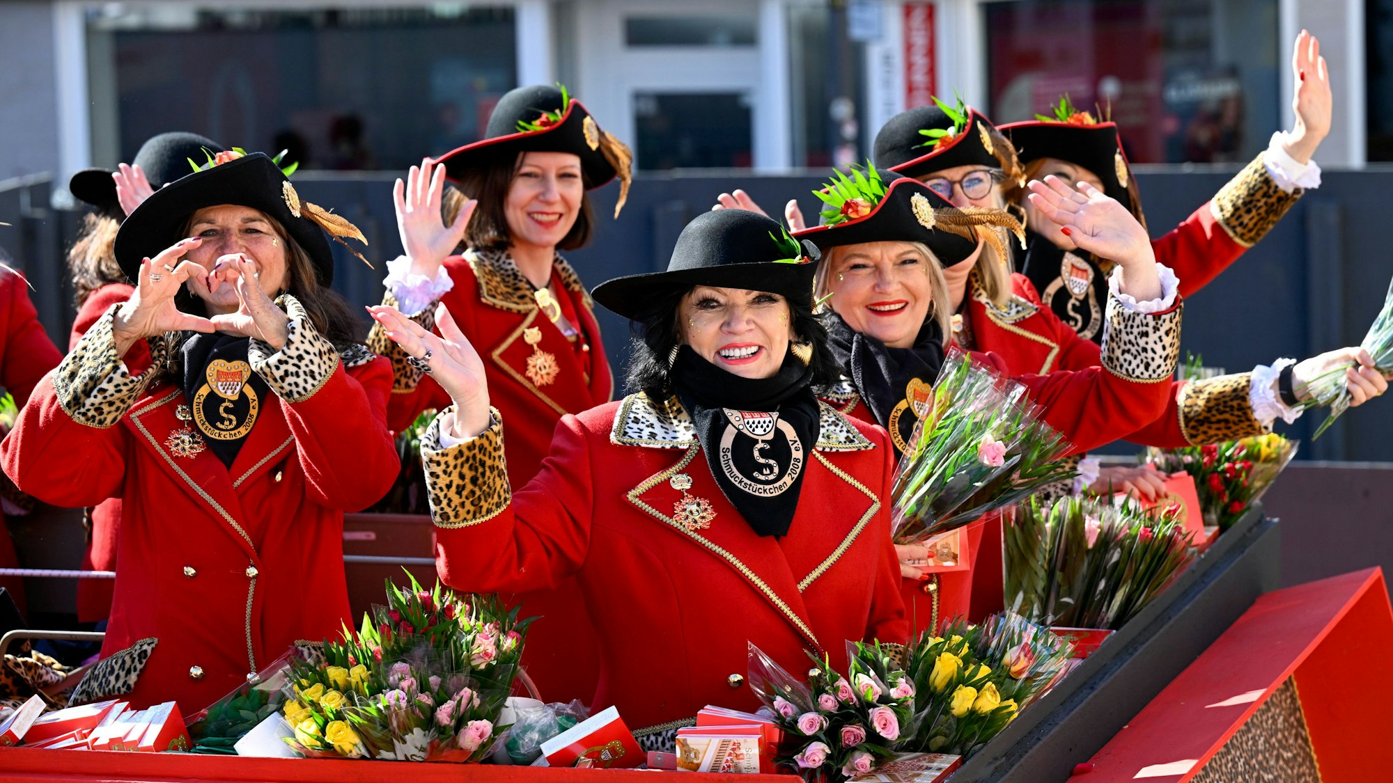 03.03.2025, Köln: Der Rosenmontagszug zieht durch die Severinstraße. Die Jecken feiern am Rosenmontag den Karneval bei bestem Wetter und schönstem Sonnenschein. Foto: Uwe Weiser