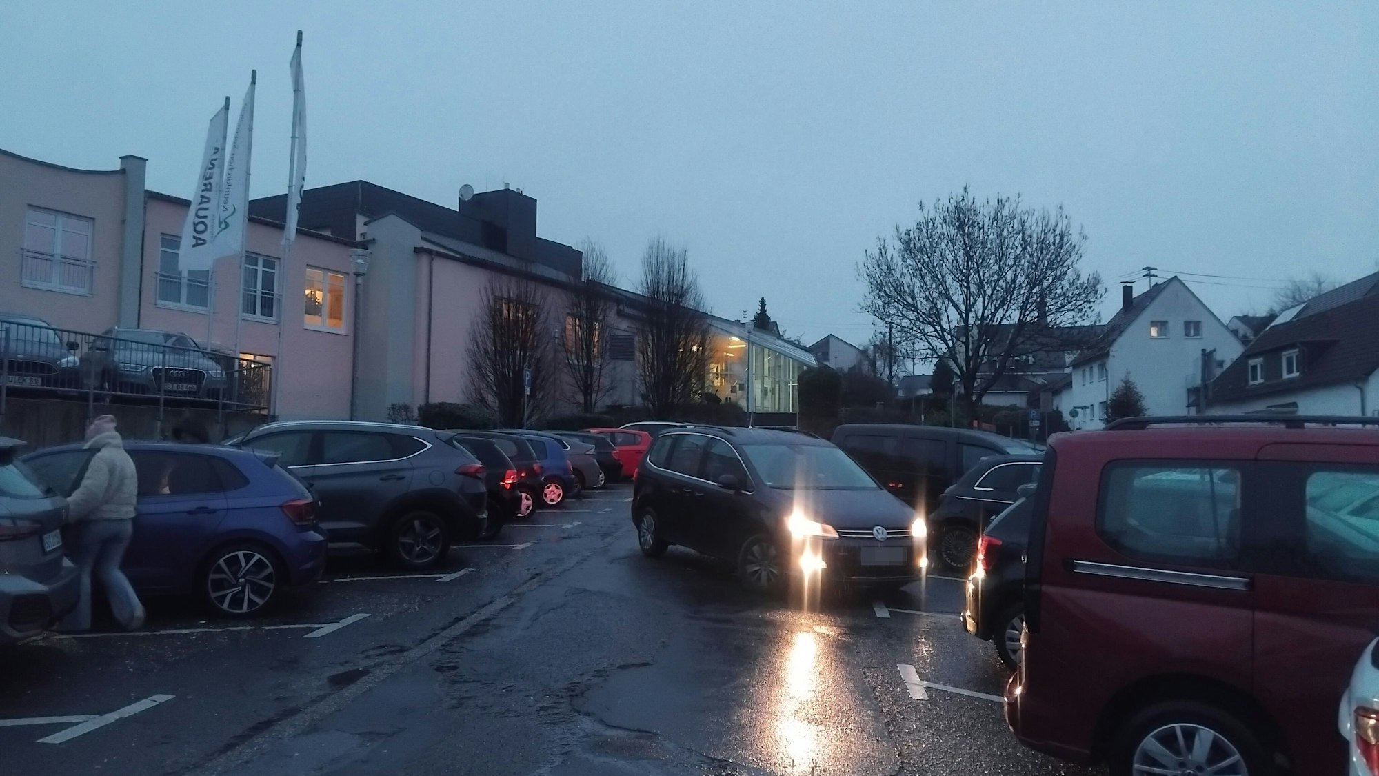 Unfallträchtig: Das Parken am Hallenbad Aquarena und in den umliegenden Straßen soll besser und sicherer werden.
Neunkirchen-Seelscheid