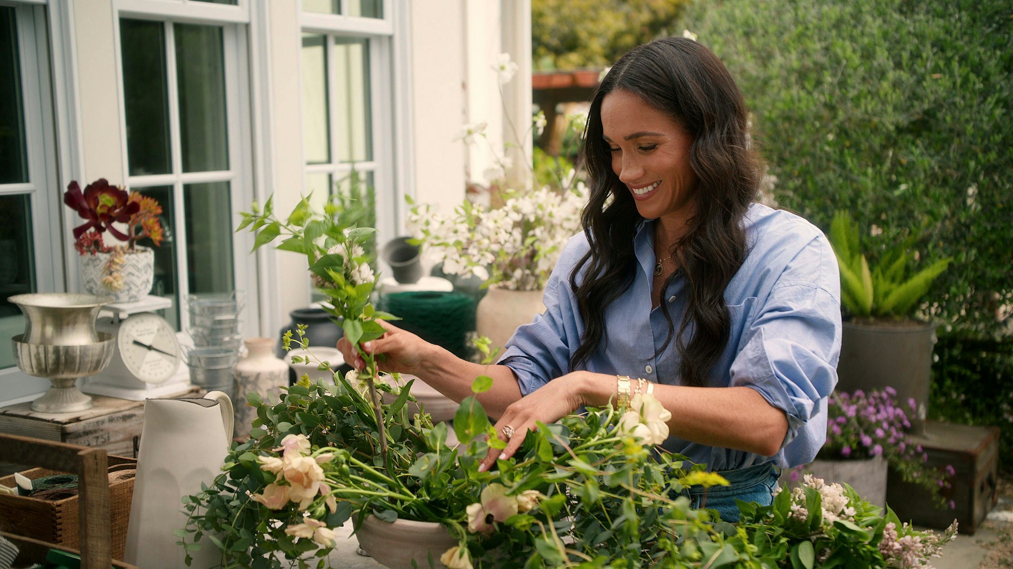 Meghan Markle mit Pflanzen und Blumen