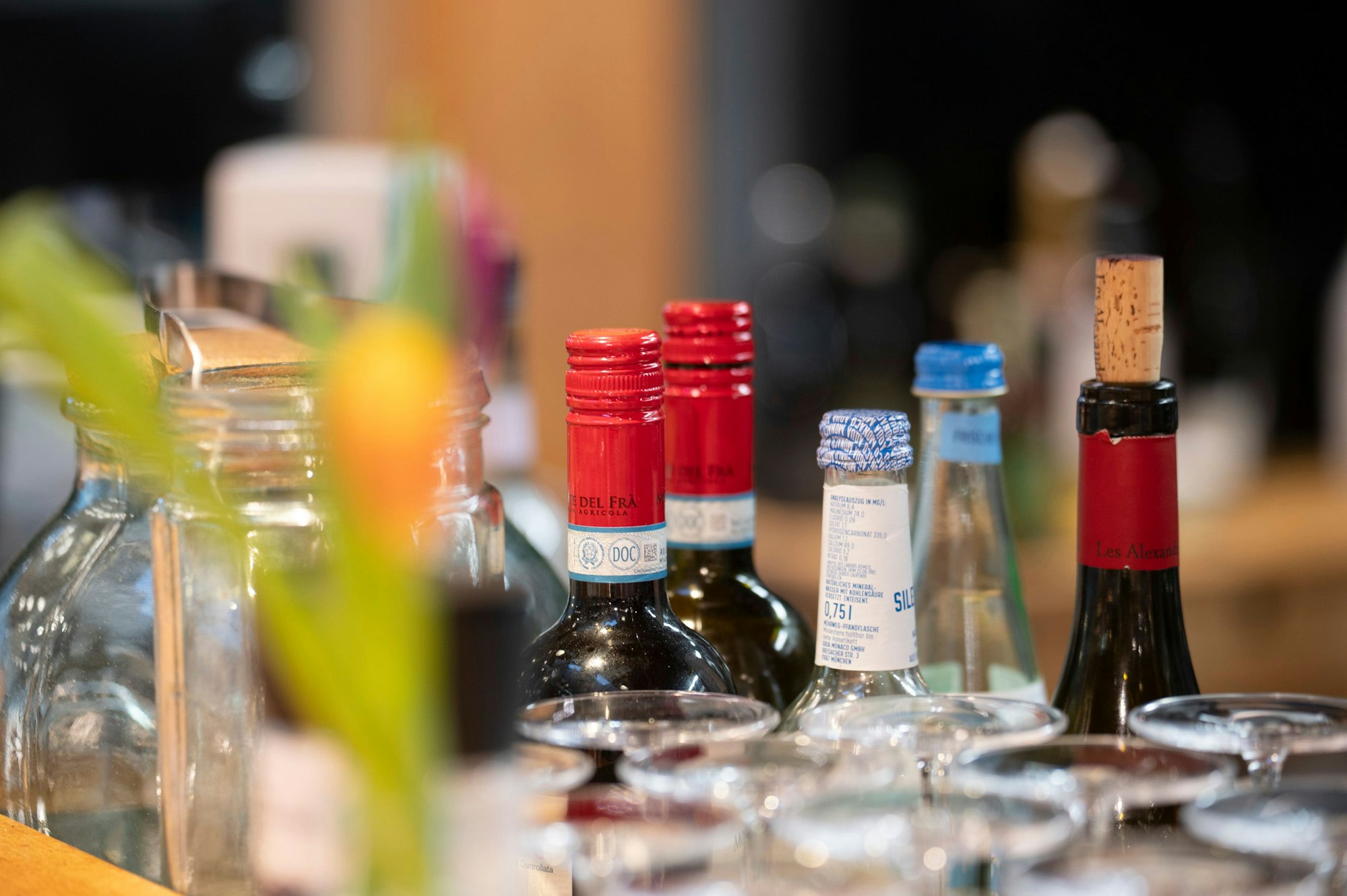 Blick auf Weinflaschen und Gläser