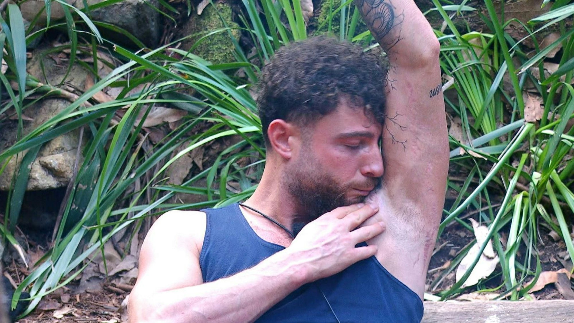 Es riecht nicht gut im Camp: Umut kann das bestätigen. (Bild: RTL)