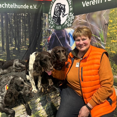 Petra Gerlach ist die Vorsitzende des Vereins für Deutsche Wachtelhund. Der mittlere ist ihr eigeener und heißt „Gauner vom Hopfenhof im Goldenen Grund“. Fotos: Thorsten Breitkopf