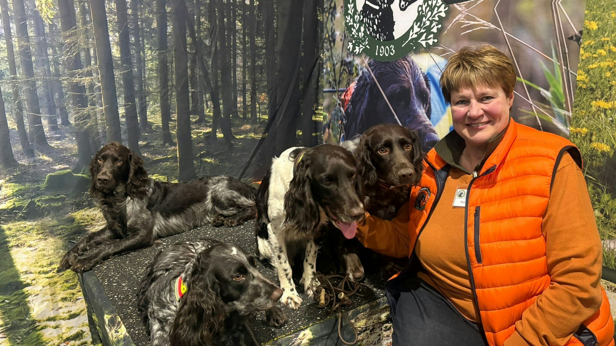 Petra Gerlach ist die Vorsitzende des Vereins für Deutsche Wachtelhund. Der mittlere ist ihr eigeener und heißt „Gauner vom Hopfenhof im Goldenen Grund“. Fotos: Thorsten Breitkopf