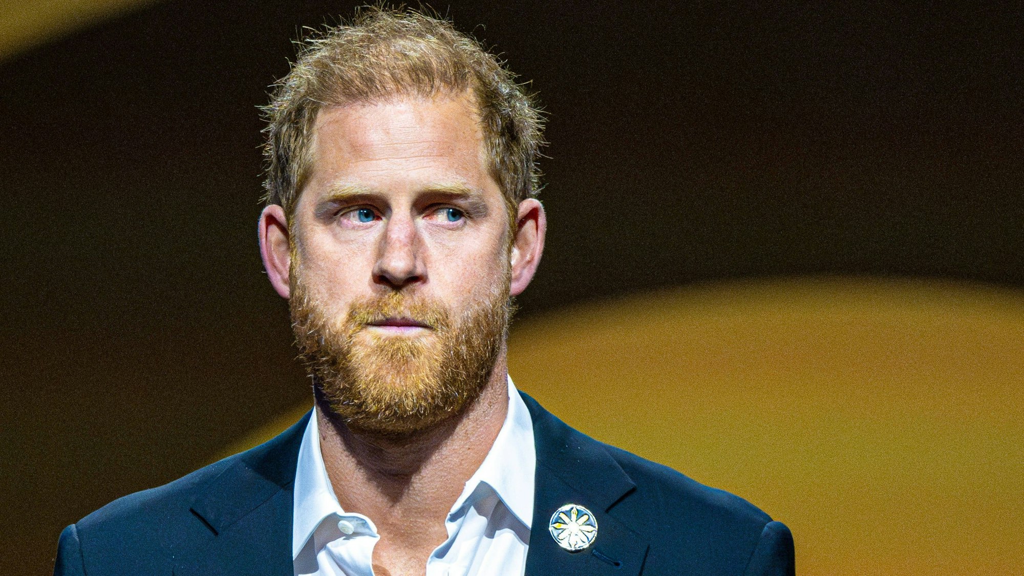 Prinz Harry in Anzug und Hemd